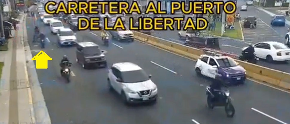 Motociclista chocan al momento de circular sobre carril asignado a ciclistas
