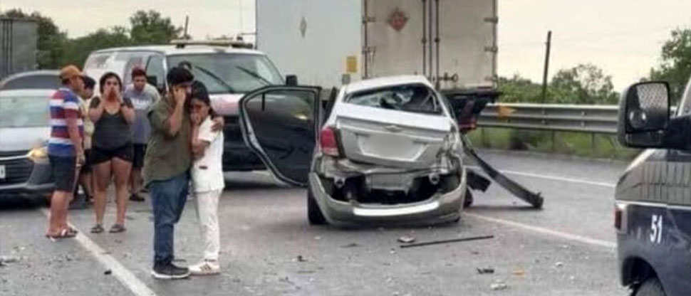 Enfermera se detiene para prestar auxilio en accidente y los fallecidos resultan ser sus familiares