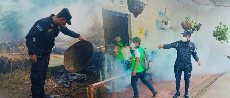 PNC colabora en la fumigación y limpieza en los diferentes centros educativos del país