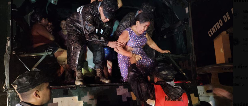 Marina Nacional evacua a familias en El Majahual debido al desbordamiento del río