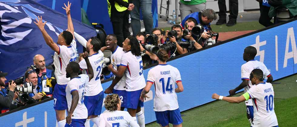 Francia se clasifica a cuartos tras vencer a Bélgica con un gol de rebote