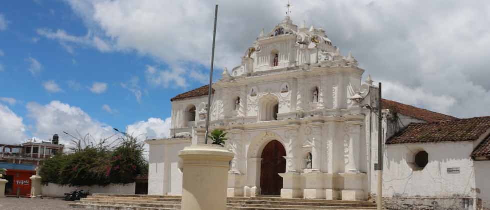 Guatemala: Hombre muere tras ser atacado a balazos frente a una iglesia católica