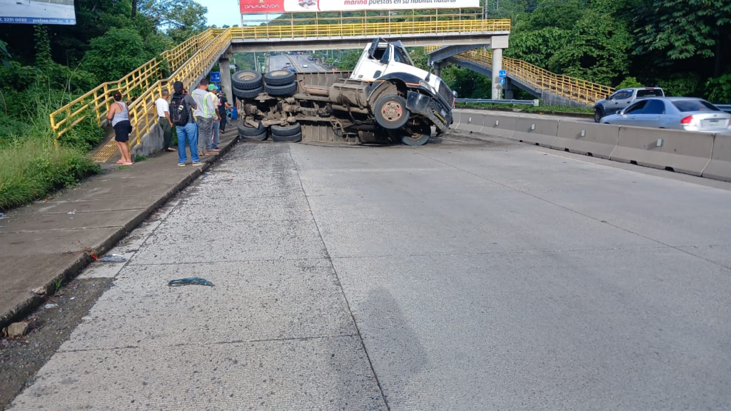 Conductor pierde el control de camión cargado de arena y vuelca en ...