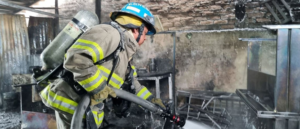 Cuerpo de Bomberos controló incendio en fábrica de muebles en las cercanías de la iglesia Don Rúa