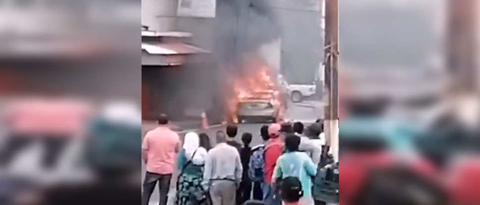 Reportan vehículo incendiado en Santa Tecla