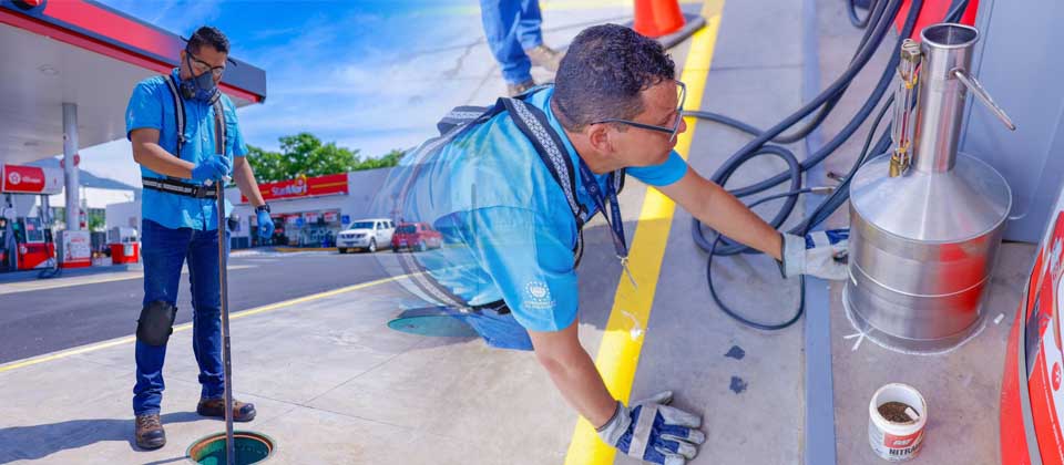 Encuentran agua en tanque de combustible de una gasolinera en la alameda Juan Pablo II