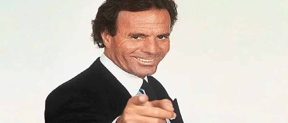 Esto dice Julio Iglesias sobre sus memes que cada año inundan las redes