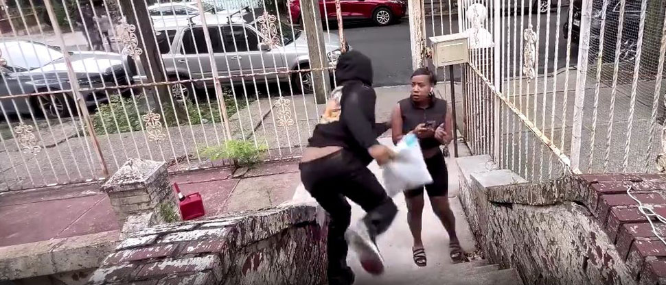 E.E.U.U: Hombre roba a mujer un paquete de Amazon y niños lo recuperan