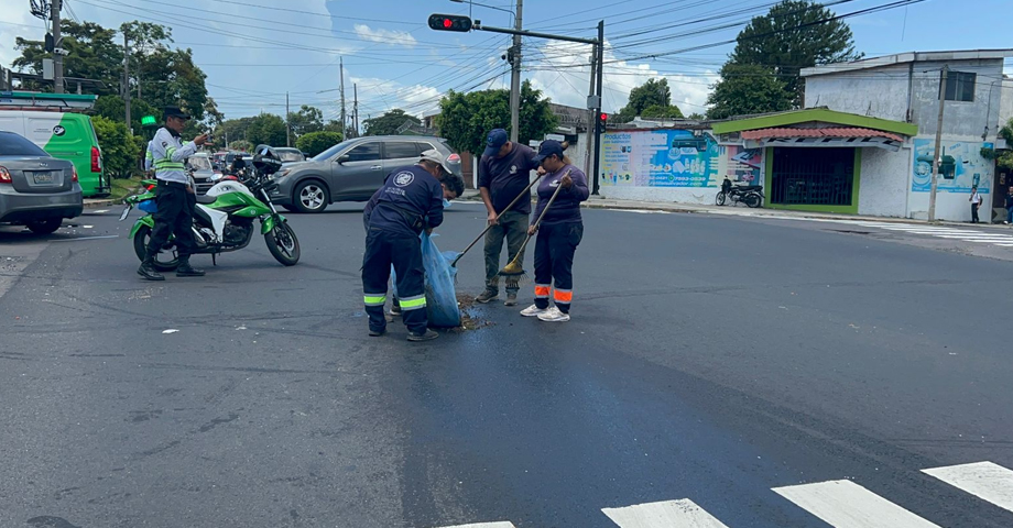 Remueven derrame de aceite que dejó accidente de tránsito en San Salvador