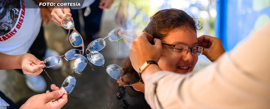 Alcaldía de San Salvador Centro beneficia a cientos de niños con la entrega de lentes