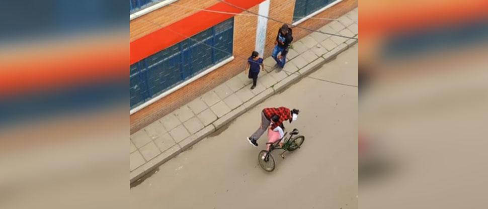 Mujer sorprende con su fuerza física al cargar a su novio borracho