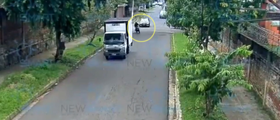 Motociclista es arrollado tras no respetar señal de alto en Santa Tecla