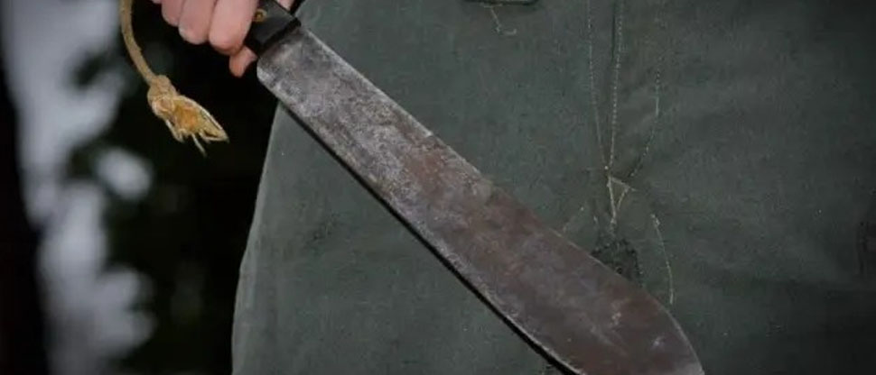 Por defender el amor de una mujer, hombre ataca a otro con un machete