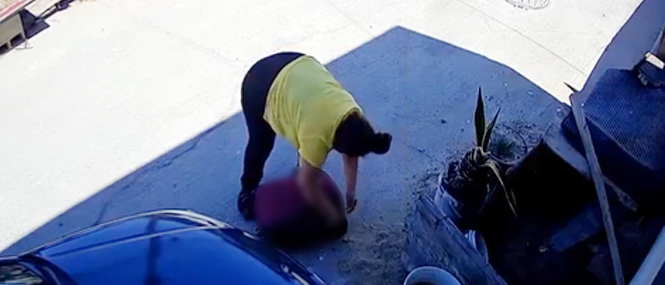 MÉXICO: Captan el momento cuando mujer mete a niño en una maleta  