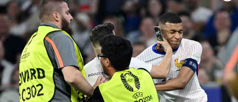 Aficionado salta al césped por tomarse una foto con Mbappé y casi le lesiona la nariz