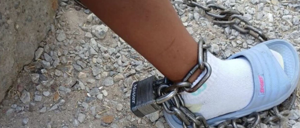 MÉXICO: Rescatan a dos niñas encadenadas por su madre en ciudad de Juárez