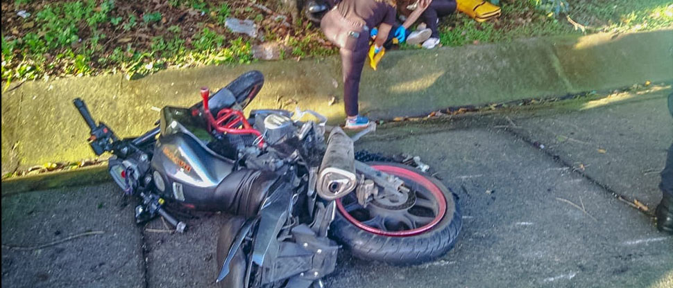 Motociclista queda tendido sobre el pavimento tras accidentarse en bulevar Monseñor Romero