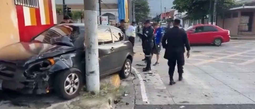 Conductor irrespeta señal de alto y provoca fuerte accidente de tránsito