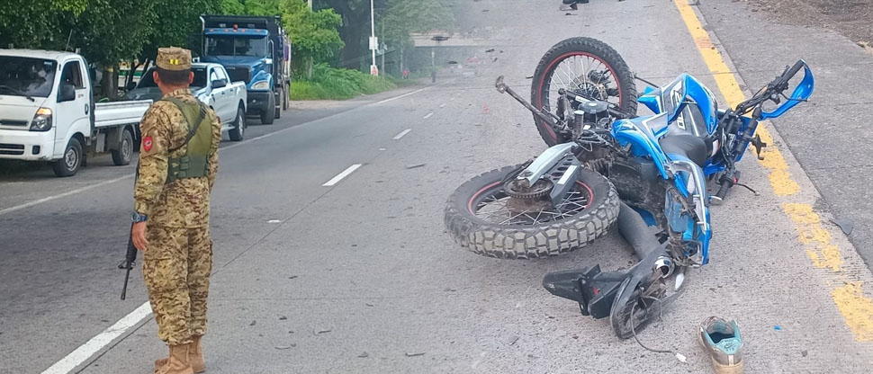 Auxilian a motociclista tras accidentarse en carretera Panamericana