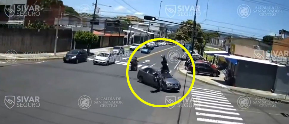 Automovilista hace un giro brusco en avenida Bernal y motociclista se estrella de manera aparatosa