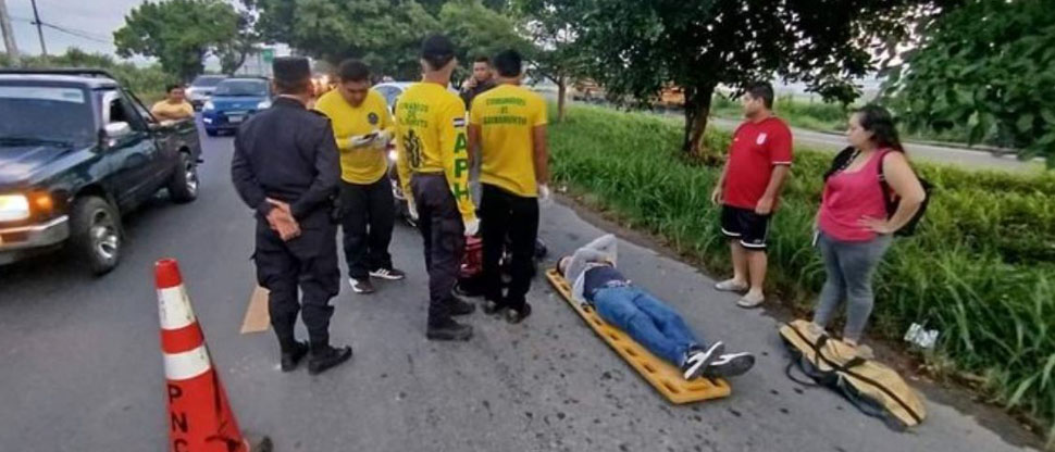 Motociclista es sacado de su carril por conductor de vehículo y casi pierde la vida
