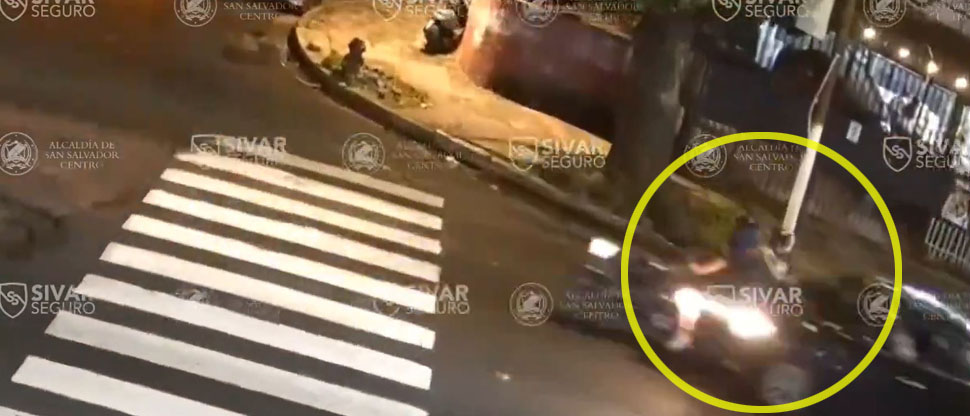 Por ir distraído, conductor atropella a motociclista con su acompañante