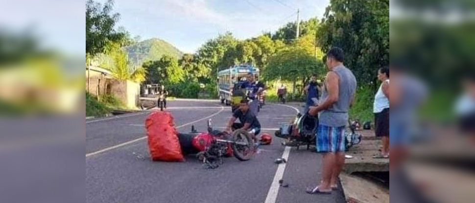 Choque entre motociclistas deja dos lesionados en carretera hacia Ahuachapán