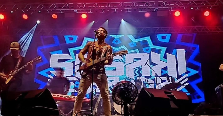 Cantante brasileño muere electrocutado mientras daba un concierto