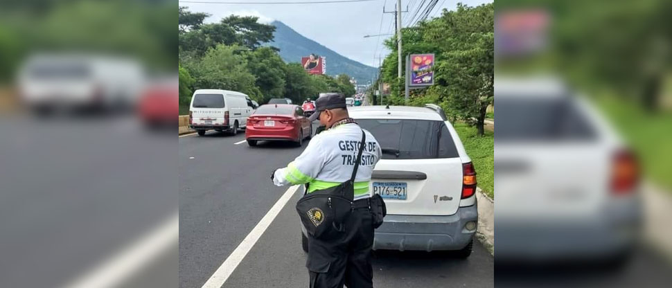 Multan a conductor que iba más pendiente del celular que del volante