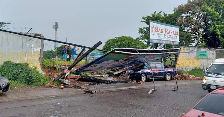 Colapsa muro perimetral del estadio Ramón Flores Berríos en La Unión