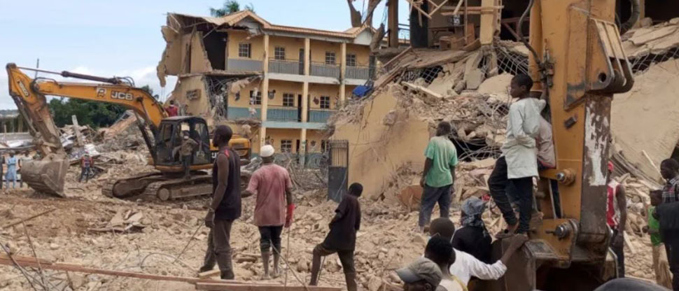 NIGERIA: Tragedia deja 21 niños fallecidos y decenas de heridos en derrumbe de una escuela