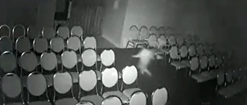 Viralizan video de “niño fantasma” jugando dentro de una funeraria