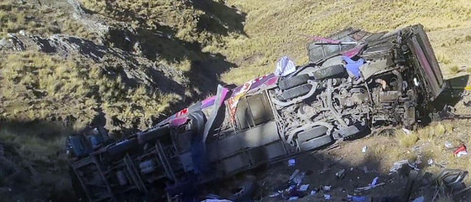 PERÚ: Al menos 26 fallecidos tras caer autobús hacia un abismo
