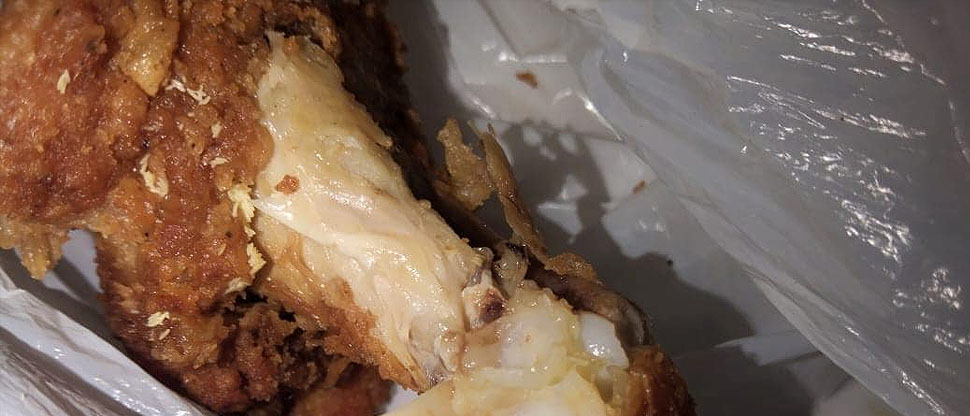 Cliente denuncia que le vendieron pollo frito con gusanos en Sonsonate