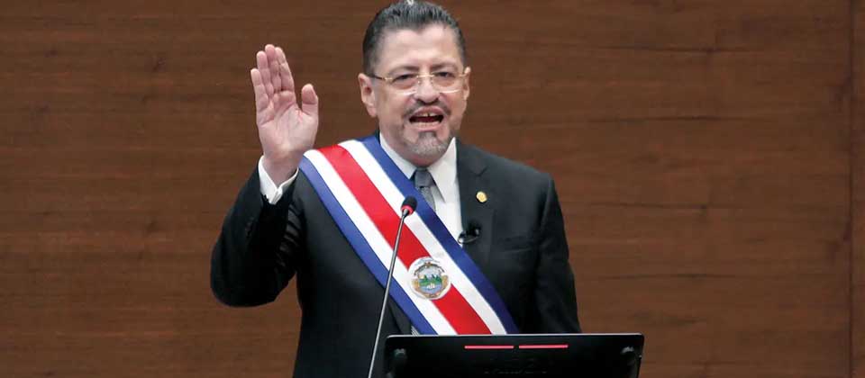 Presidente costarricense dice que reformas constitucionales aprobadas por asamblea salvadoreña son una decisión soberana