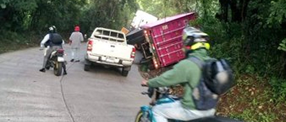 Paso cerrado por rastra volcada en carreta que de Huizúcar conduce hacia San Salvador