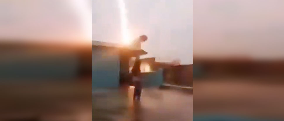 Varios rayos casi alcanzan a jovencita que hacía videos para sus redes bajo la lluvia