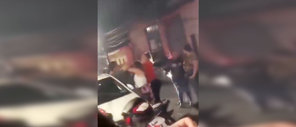 Grupo de mujeres se lanzan contra un hombre y lo agreden en plena calle de San Miguel