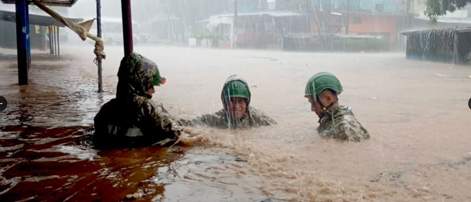 Soldados brindan respuesta inmediata en colonia Montelimar tras inundación por lluvias
