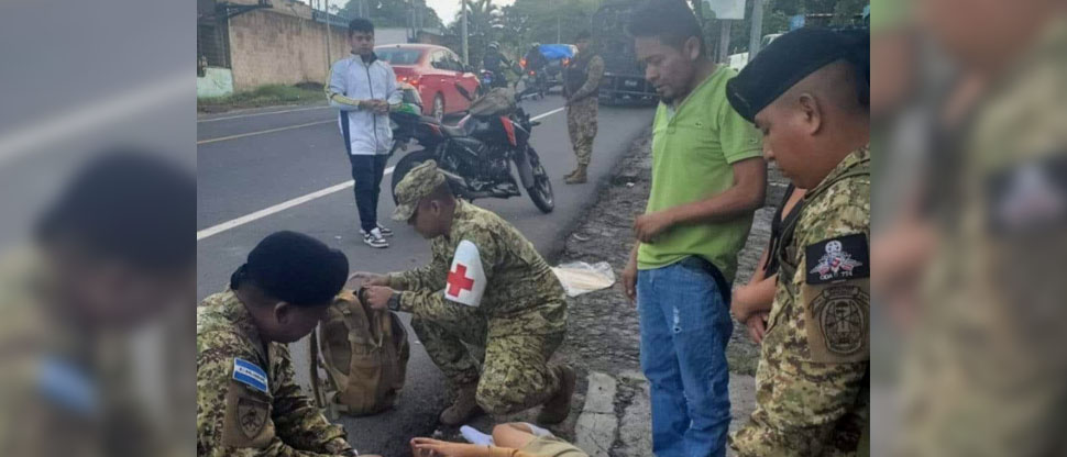 Militares auxilian a persona atropellada por motociclista en San Martín