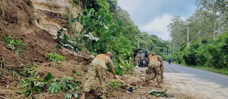 Soldados retiran escombros que dificultaban el paso vehicular en Ahuachapán 
