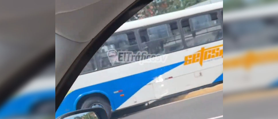 Busero atenta contra la vida de pasajeros tras cruzar la unidad sobre separadores de carril