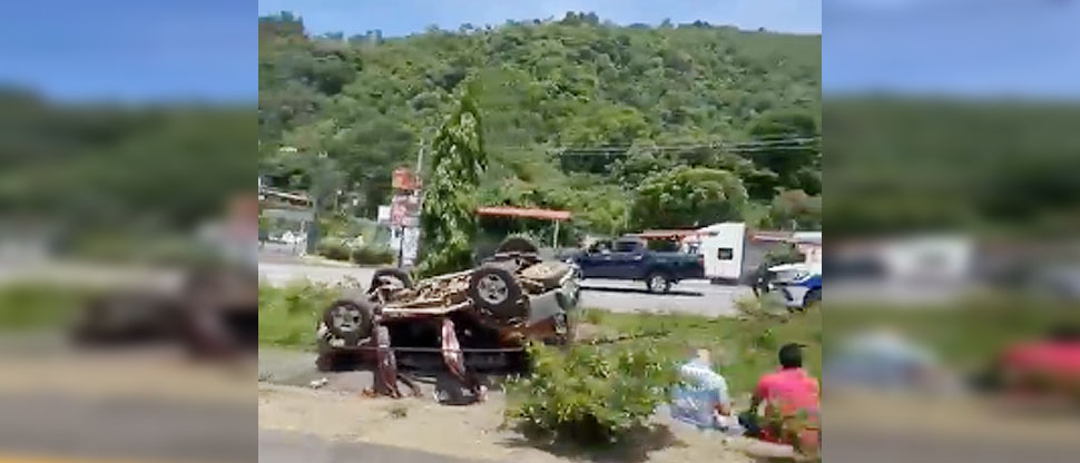 Reportan tres lesionados tras volcar vehículo en autopista a Comalapa