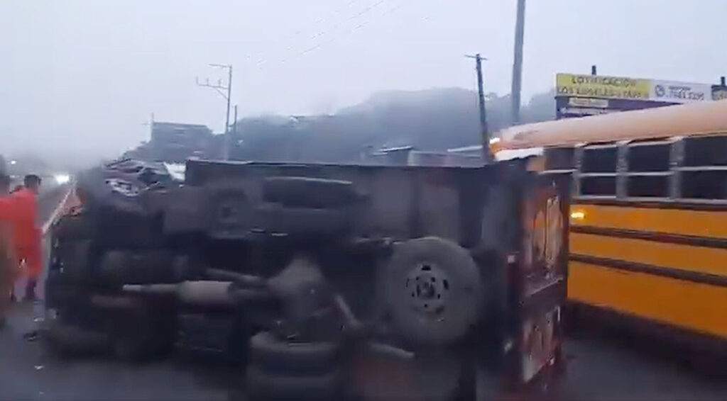 Conductor pierde el control de camión y ocasiona aparatoso accidente en carretera hacia Sonsonate