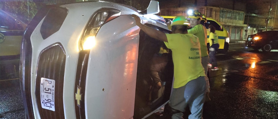 Conductor pierde el control y vuelca en alameda Juan Pablo II