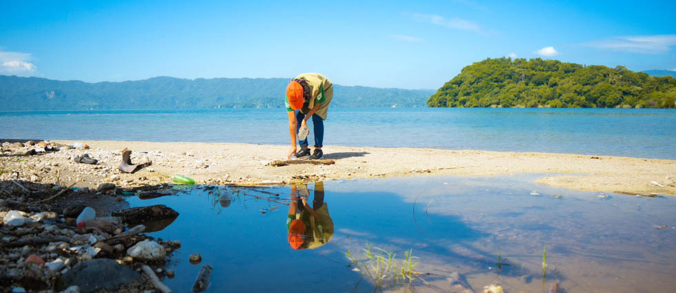 ¡MARN y estudiantes universitarios realizan jornada de limpieza en el lago de Ilopango!