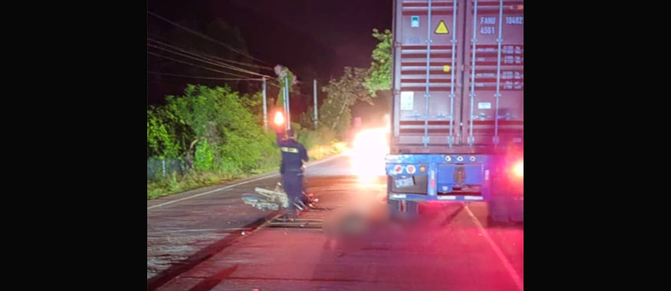 Conductor pierde la vida tras chocar contra tráiler estacionado en Santa Ana
