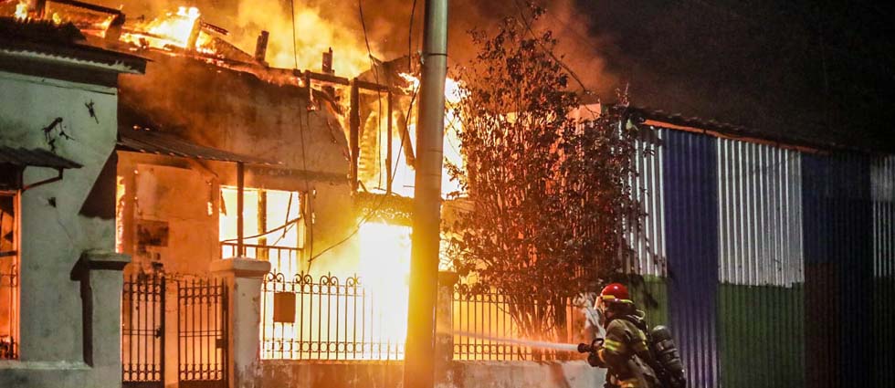 Voraz incendio consume viviendas y negocios en el barrio San Miguelito de San Salvador