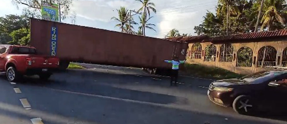 Habilitan carril reversible carretera a Santa Ana luego que a un cabezal se les desprendió el contenedor