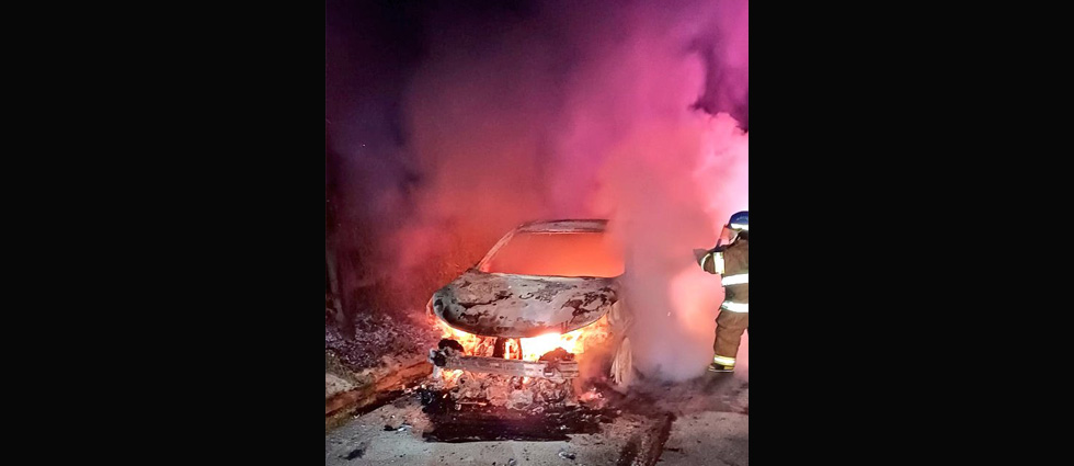 Vehículo acaba en cenizas tras incendiarse en San Salvador